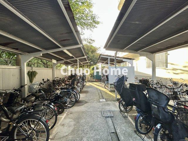 マンション東陽町の駐輪場|【自転車置き場】最新の空き状況や費用などの詳細は担当スタッフまでお問い合わせください。