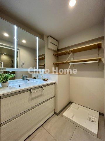 マンション東陽町の脱衣所|【洗面所】明るい洗面所は朝をすっきりさせてくれる空間です。バタバタしている忙しい朝でも収納が多い洗面台では短い時間で効率良く支度ができます。