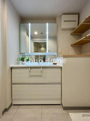 マンション東陽町の独立洗面台|【洗面化粧台】洗面化粧台には三面鏡を採用。身だしなみを整えやすい事はもちろんですが、鏡の後ろに収納スペースを設ける事により、散らかりやすい洗面スペースをすっきりさせる事が出来るのも嬉しいですね