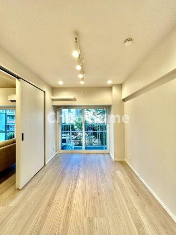 マンション東陽町の洋室|【洋室】快適に過ごす条件は、一人ひとり違います。だからこそ飾り過ぎないシンプルな内装と偏り過ぎないデザインで統一しております。居住していく中でオーナー様だけの【マイホーム】に創り上げて下さい