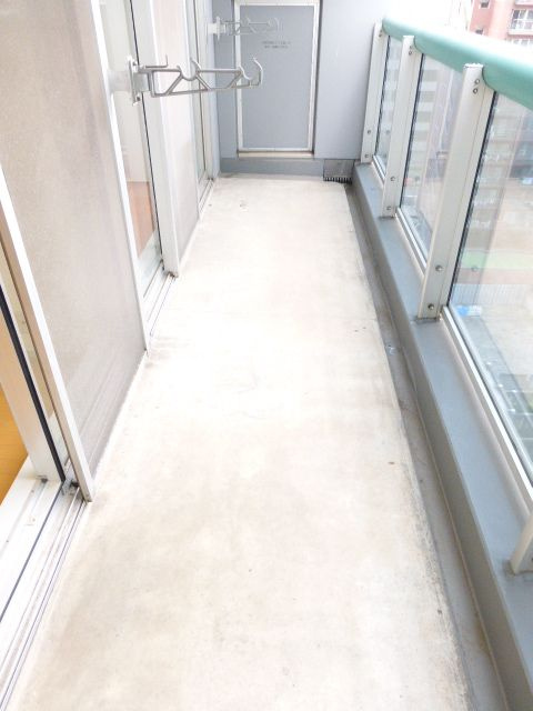 芝浦スクエアハイツのバルコニー|お洗濯にも便利なバルコニー付き