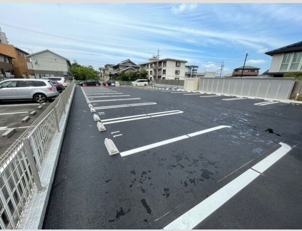 ロアールANDO.Eの駐車場