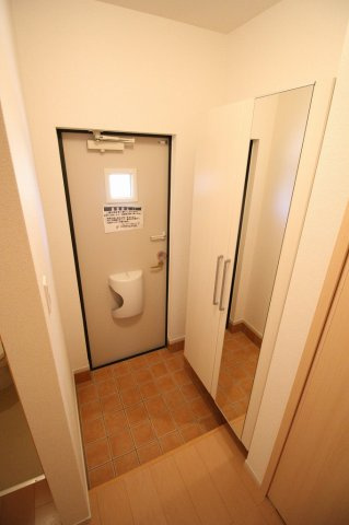 コスモグレイスＢの玄関|※左右反転タイプ