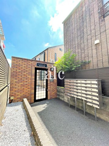 新宿区高田馬場４丁目のアパートのエントランス
