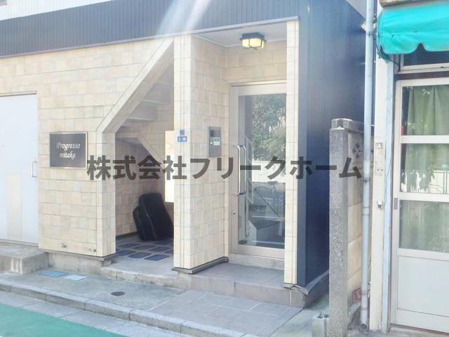 三鷹市下連雀４丁目のアパートのエントランス