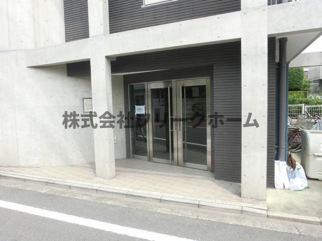 武蔵野市吉祥寺本町２丁目の賃貸マンションのエントランス