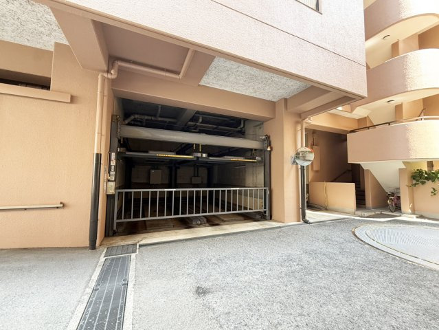 パレステージ四ツ橋の駐車場|敷地内機械式駐車場です。（２０２６年８月現在）