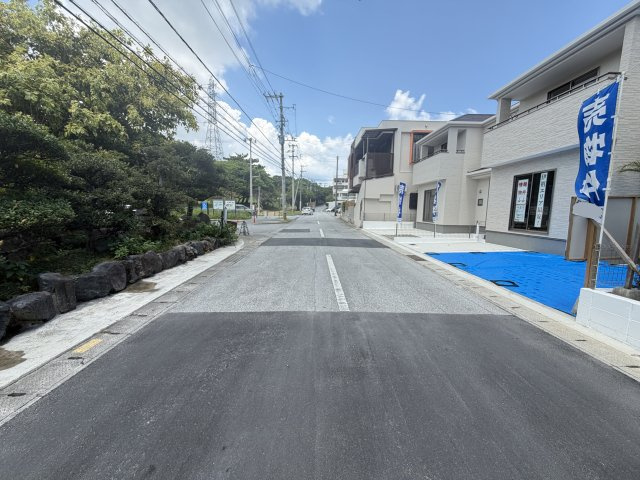 浦添市伊祖5丁目（全3棟）BC号棟の前面道路含む現地写真|※南側公道5.9m♪