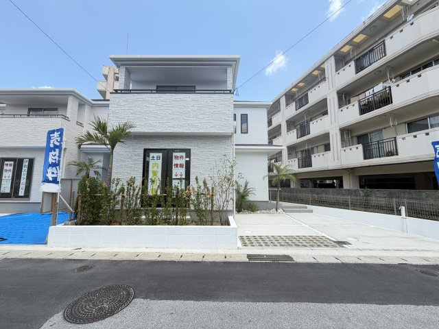 浦添市伊祖5丁目（全3棟）BC号棟の外観|C号棟　並列駐車2台可♪素敵な植栽付き♪