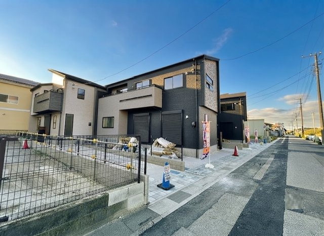 川口市在家町 全8棟 5号棟の駐車場|カースペース2台分付(車種による)
教育施設・お買い物施設・公園などが徒歩10分圏内♪
豊かな自然と利便性の共存する街