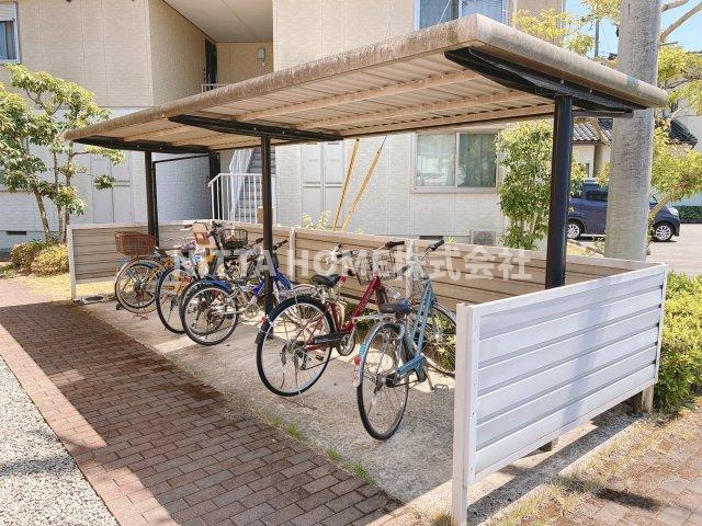 シャーメゾン楽音寺 Ｆのエントランス|屋根付きの駐輪場も設置しています！