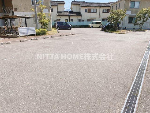 シャーメゾン楽音寺 Ｆの駐車場|敷地内に駐車場を完備しています☆