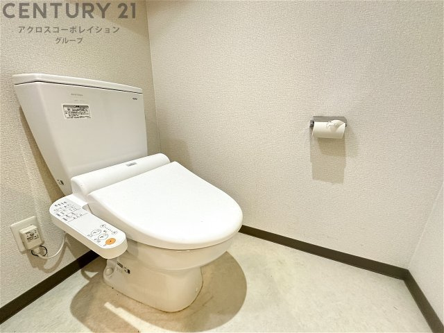 温水洗浄便座付きのトイレです♪