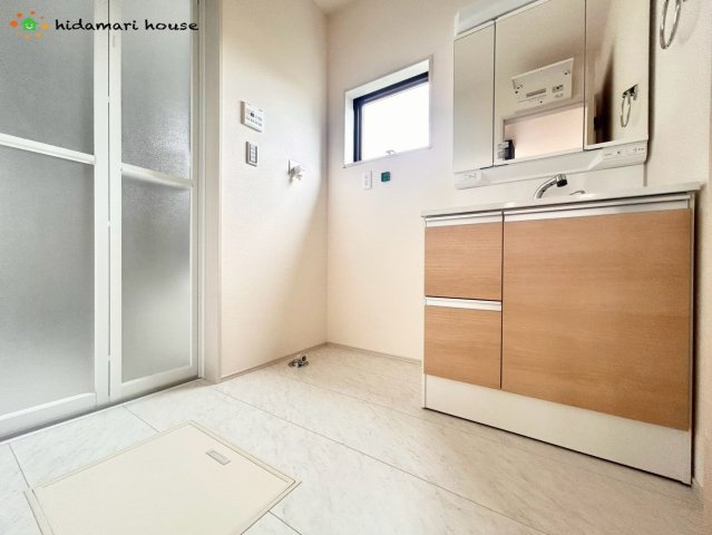 上尾市平方2期　新築戸建　リーブル03の独立洗面台