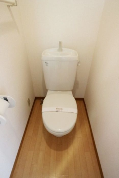 プレシアのトイレ|落ち着いた色調のトイレです