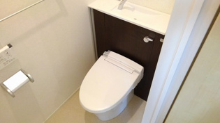 温水洗浄便座付きのトイレです♪