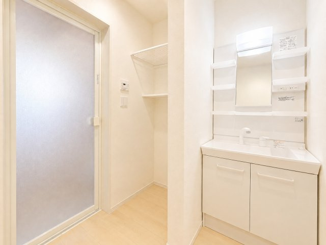 東近江市五個荘石塚町の独立洗面台|独立洗面台、小物を置くことができて便利です