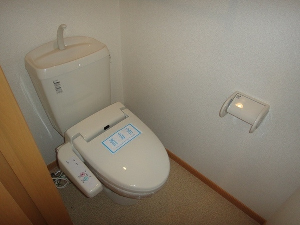 温水洗浄便座付きのトイレです♪