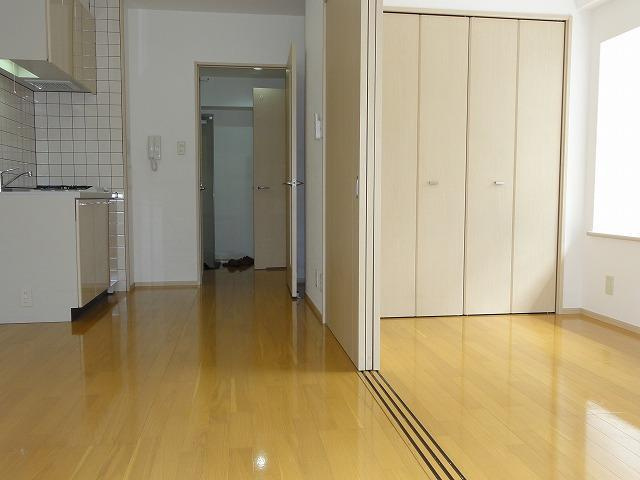 新品家具付きマンション博多駅東14(KaGood福岡)の居間・リビング