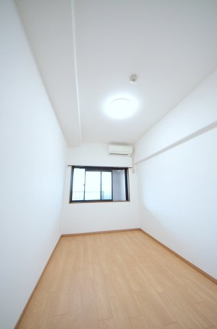ライオンズマンション大原駅前の洋室|各居室に機能的なクローゼットを完備。タンスなどの大型家具を買い足す必要がないため、お部屋の面積を最大限に活かせます。