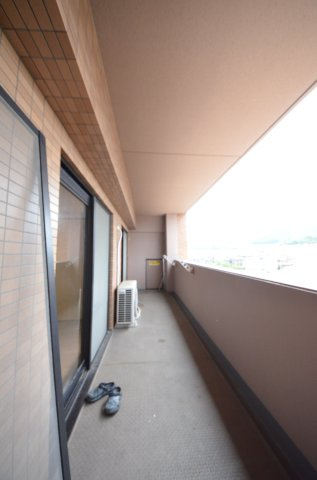 ライオンズマンション大原駅前のバルコニー|屋根に守られたバルコニー。お出かけ中の急な雨でも洗濯物が濡れにくく安心です。
