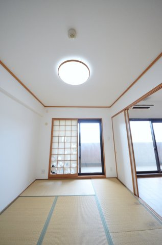ライオンズマンション大原駅前の洋室|各居室に機能的なクローゼットを完備。タンスなどの大型家具を買い足す必要がないため、お部屋の面積を最大限に活かせます。