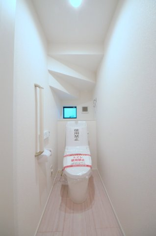 船越南3丁目のトイレ|窓のある明るいトイレ
勿論ウォシュレット付きです