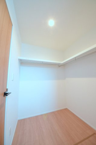 船越南3丁目の収納|廊下に広いファミリークロークがあります