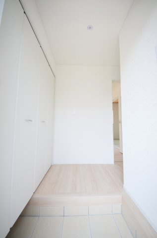 中山新町一丁目の玄関|大容量の収納有
玄関周りの収納も充実しています