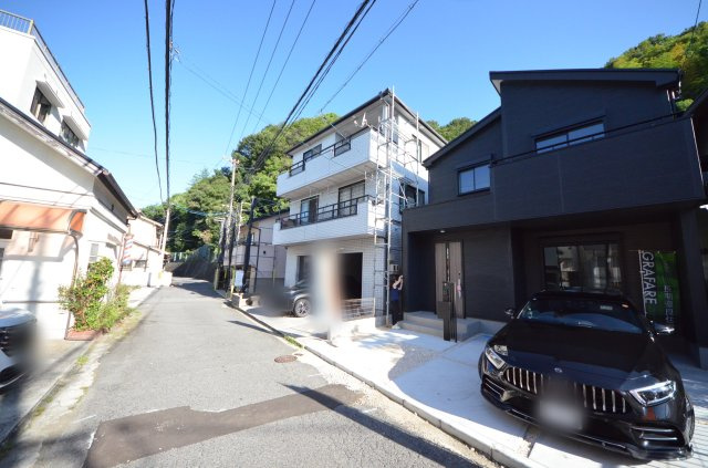 日宇那町の前面道路含む現地写真|前面道路は交通量が少なく駐車楽々です
