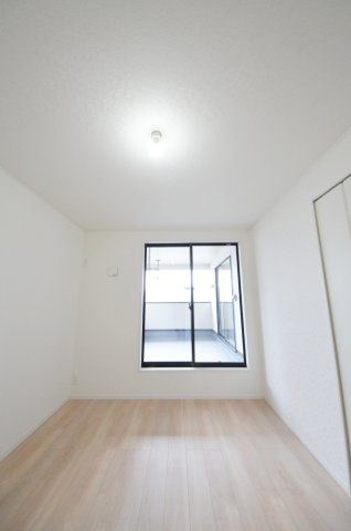 向洋新町三丁目の洋室|全居室収納スペース有、お部屋が広く綺麗に使えます