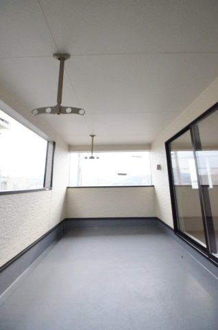 向洋新町三丁目のバルコニー|バルコニーは屋根があるので急な雨でも安心です