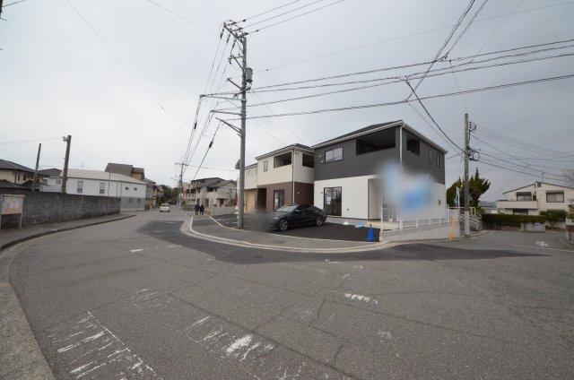 向洋新町三丁目の前面道路含む現地写真|前面道路は交通量が少なく駐車楽々です