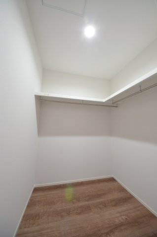 宮島口上一丁目の収納|大型ウォークインクローゼットを完備。季節もののコートやスーツ、カバンまで一箇所に集約できるので、お部屋にタンスを置く必要がありません。
