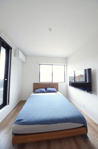 宮島口上一丁目の洋室|空間のプロが、建具の色味や照明の当たり方に合わせてトータルコーディネート。注文住宅でも難しい「空間と家具の完璧な調和」を、ぜひ現地で体感してください。