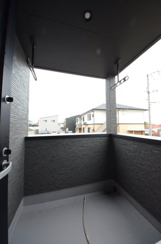 宮島口上一丁目のバルコニー|屋根に守られたバルコニー。お出かけ中の急な雨でも洗濯物が濡れにくく安心です。