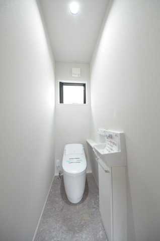 宮島口上一丁目のトイレ|タンクレスの為、トイレ空間が見違えるほど広々。圧迫感がなくなり、これまで置けなかった観葉植物やインテリアを楽しめます。