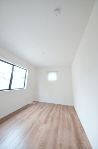 宮島口上一丁目の洋室|各居室に機能的なクローゼットを完備。タンスなどの大型家具を買い足す必要がないため、お部屋の面積を最大限に活かせます。