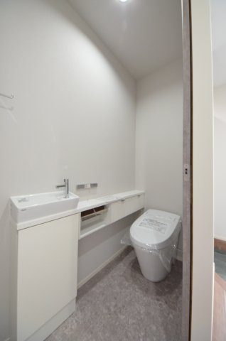 宮島口上一丁目のトイレ|タンクレスの為、トイレ空間が見違えるほど広々。圧迫感がなくなり、これまで置けなかった観葉植物やインテリアを楽しめます。