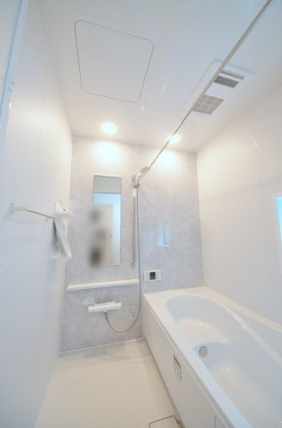 美鈴が丘西四丁目の浴室|１坪タイプの大きなバスルーム。足を伸ばしてゆっくり湯船につかることができます