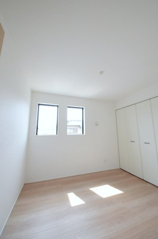 美鈴が丘西四丁目の洋室|各居室に機能的なクローゼットを完備。タンスなどの大型家具を買い足す必要がないため、お部屋の面積を最大限に活かせます。