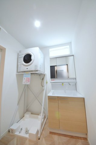 南大河町の独立洗面台|清潔感あふれるシャワー付洗面台と洗面室。
ガス乾燥機乾太くん付。
窓もあり明るく通気も良いです