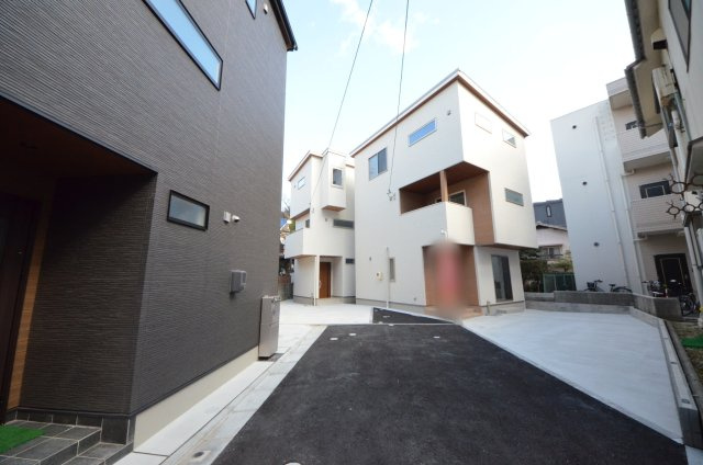 南大河町の前面道路含む現地写真|前面道路は交通量が少なく駐車楽々です