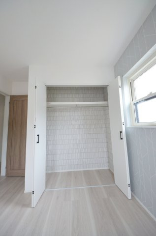 丹那町の収納|各居室に機能的なクローゼットを完備。タンスなどの大型家具を買い足す必要がないため、お部屋の面積を最大限に活かせます。