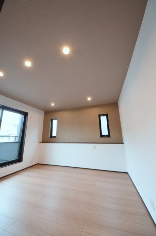 丹那町の洋室|各居室に機能的なクローゼットを完備。タンスなどの大型家具を買い足す必要がないため、お部屋の面積を最大限に活かせます。