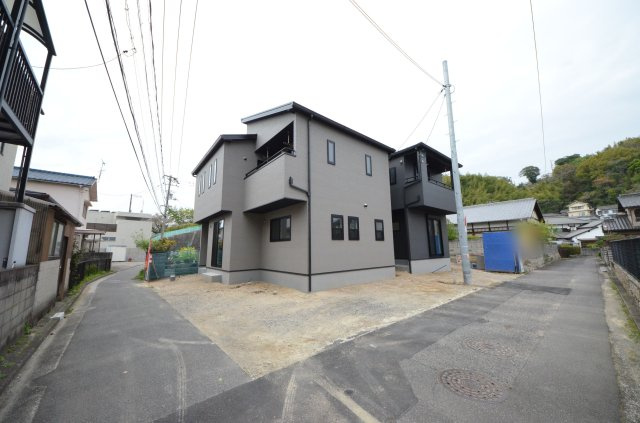 丹那町の前面道路含む現地写真|前面道路は交通量が少なく駐車楽々
駐車は車種により2台可能です