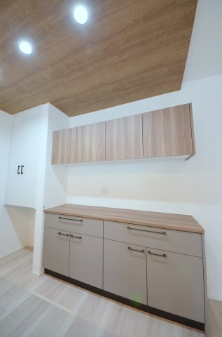 丹那町の収納|キッチン本体と同じデザイン・カラーで統一されたカップボードを標準装備。家具を買い足す必要がなく、モデルルームのような洗練された空間が最初から手に入ります。