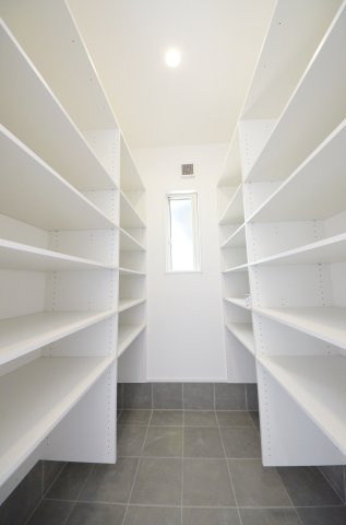観音台二丁目の収納|玄関横には、靴だけでなくベビーカーやアウトドア用品、ゴルフバッグも丸ごと収まる大容量のシューズクローゼットがあります