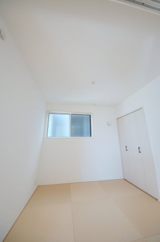 観音台二丁目の洋室|各居室に機能的なクローゼットを完備。タンスなどの大型家具を買い足す必要がないため、お部屋の面積を最大限に活かせます。
