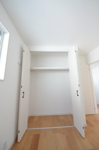観音台二丁目の収納|各居室に機能的なクローゼットを完備。タンスなどの大型家具を買い足す必要がないため、お部屋の面積を最大限に活かせます。